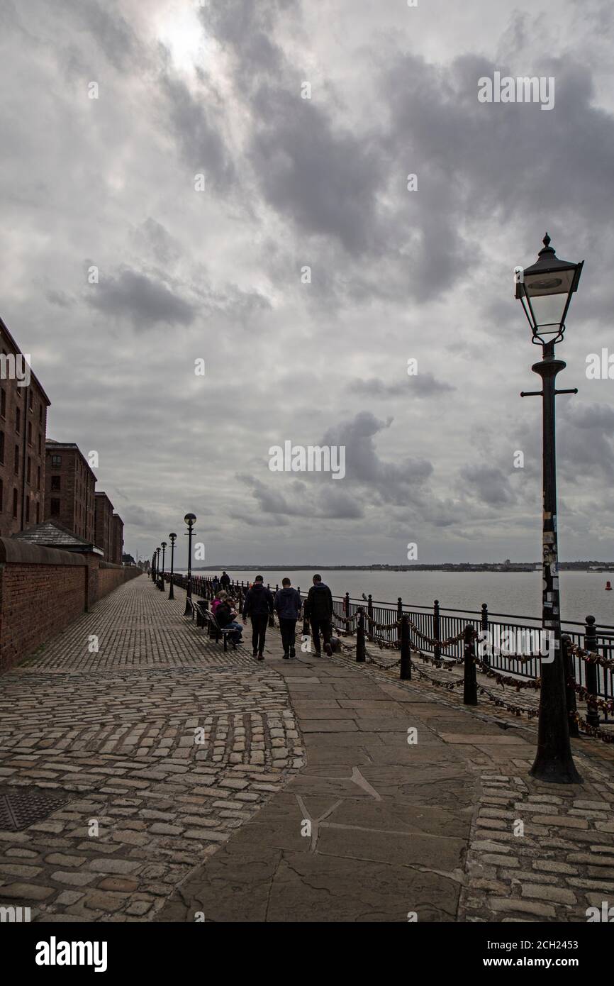 Blick auf einen Pfad am Fluss Mersey in Liverpool, England, am Albert Dock. Stockfoto