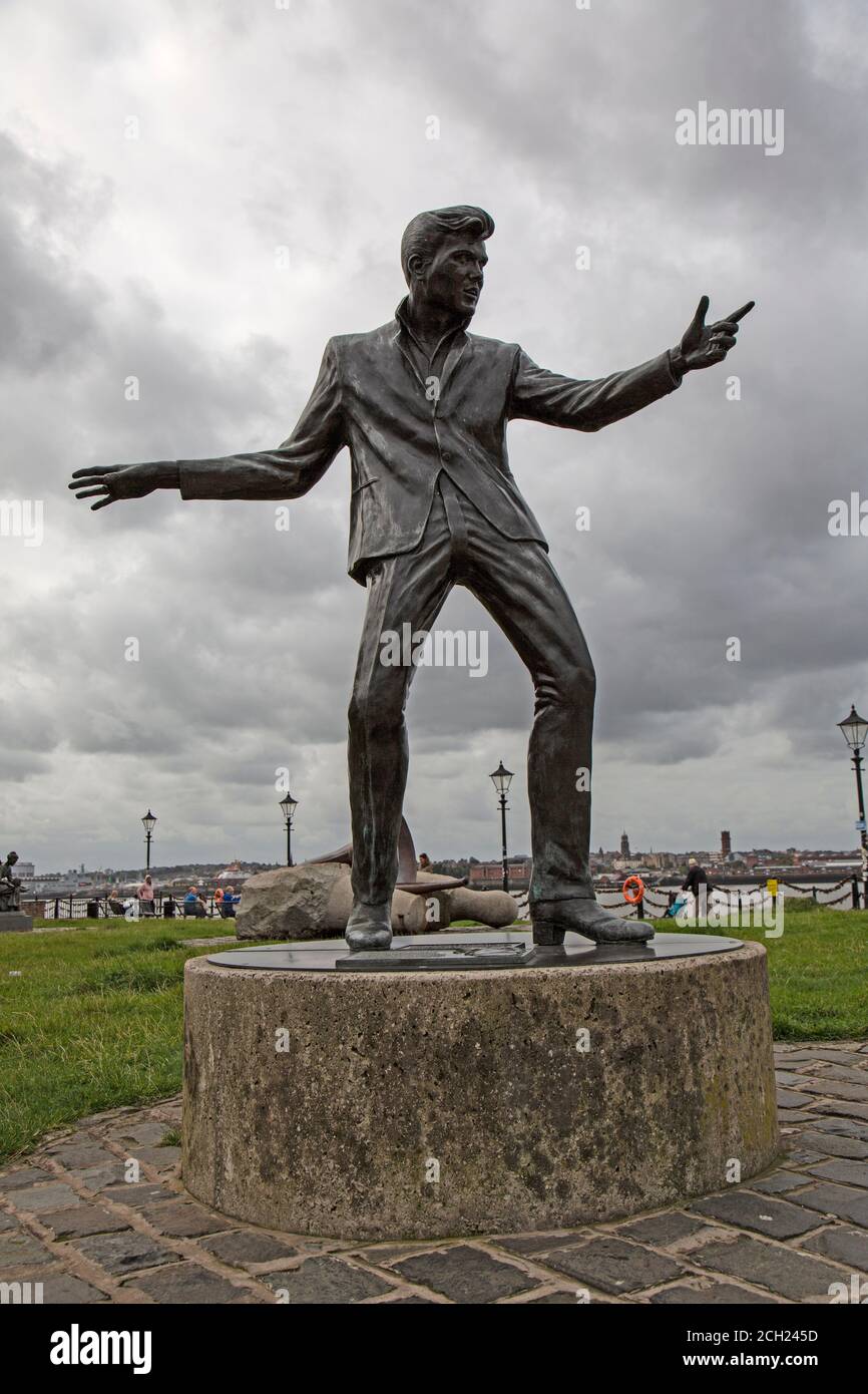 Die Bronzestatue des englischen Rock and Roll-Sängers Billy Fury, errichtet am Fluss Mersey in Liverpool, England. Skulptur von Tom Murphy. Stockfoto