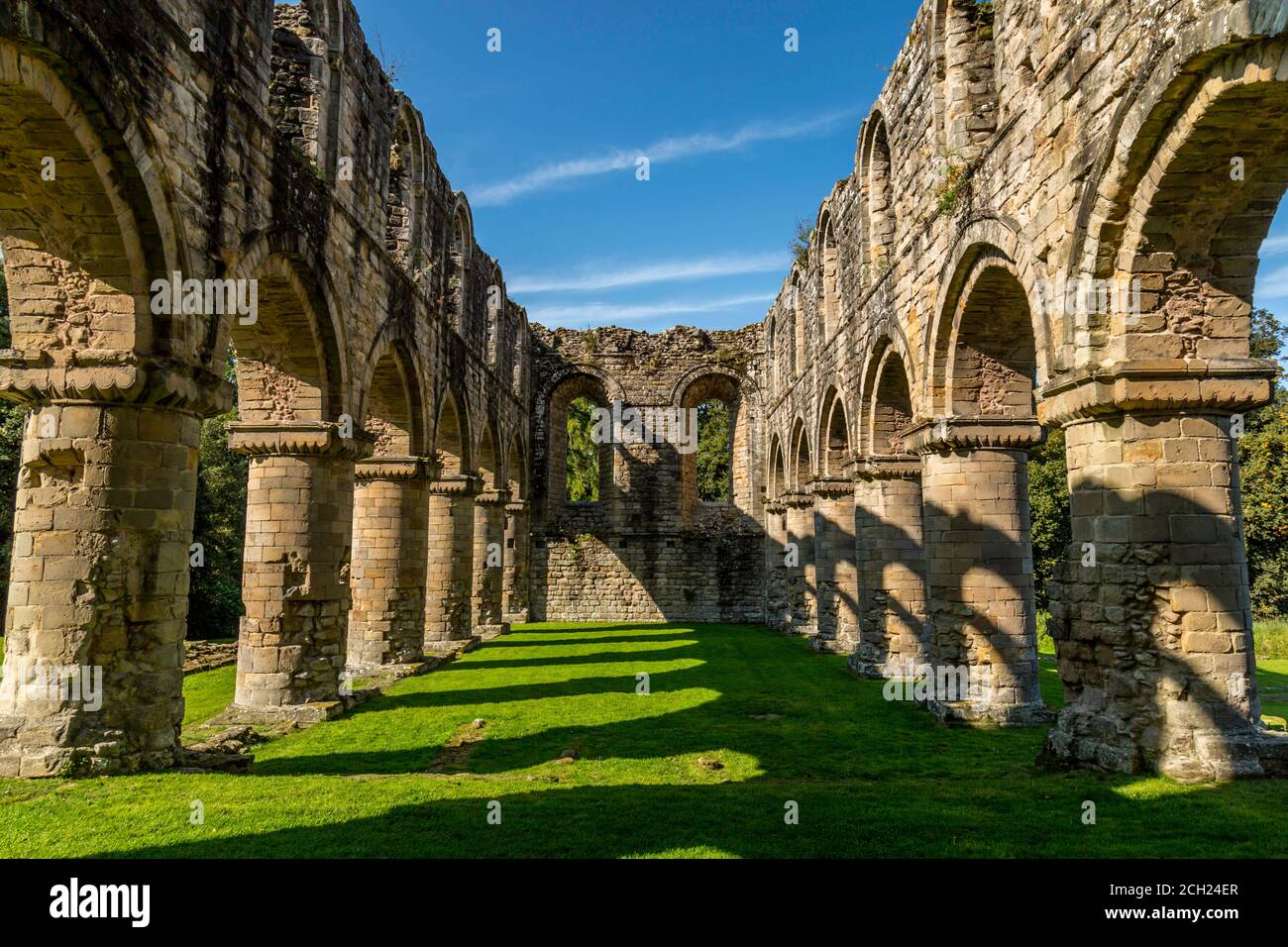 Die Ruinen von Buildwas Abbey, einem Zisterzienserkloster aus dem 12. Jahrhundert, liegt neben dem Fluss Severn in Buildwas, Shropshire, England. Stockfoto