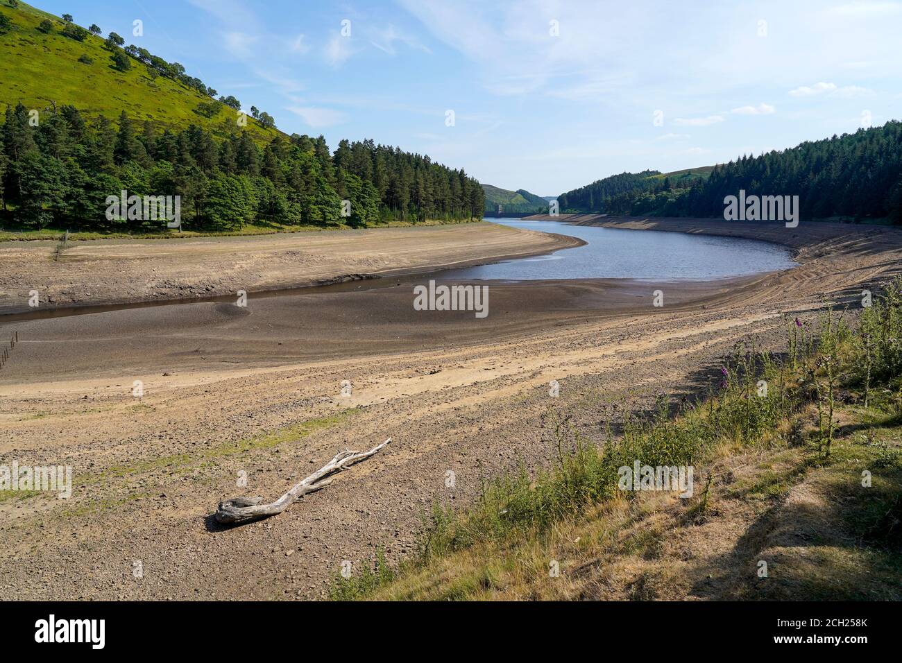 Niedriger Wasserstand Derbyshire Reservoir UK Stockfoto
