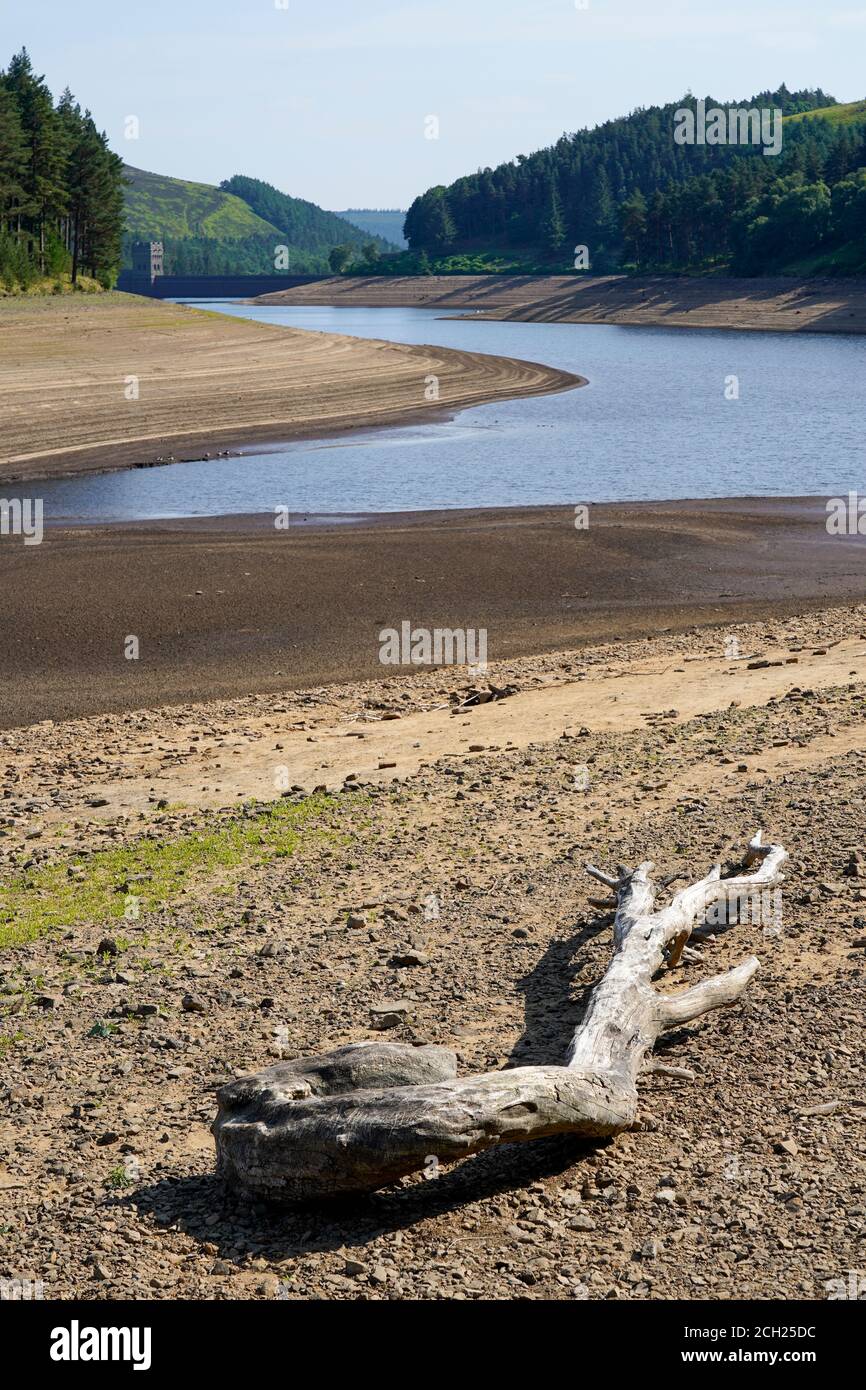 Niedriger Wasserstand Derbyshire Reservoir UK Stockfoto