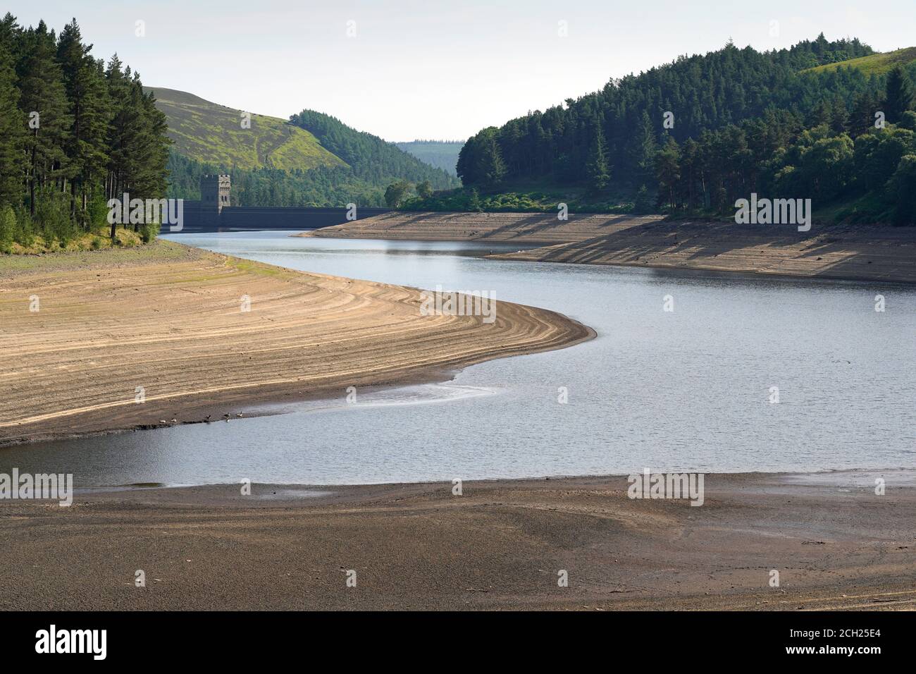 Niedriger Wasserstand Derbyshire Reservoir UK Stockfoto