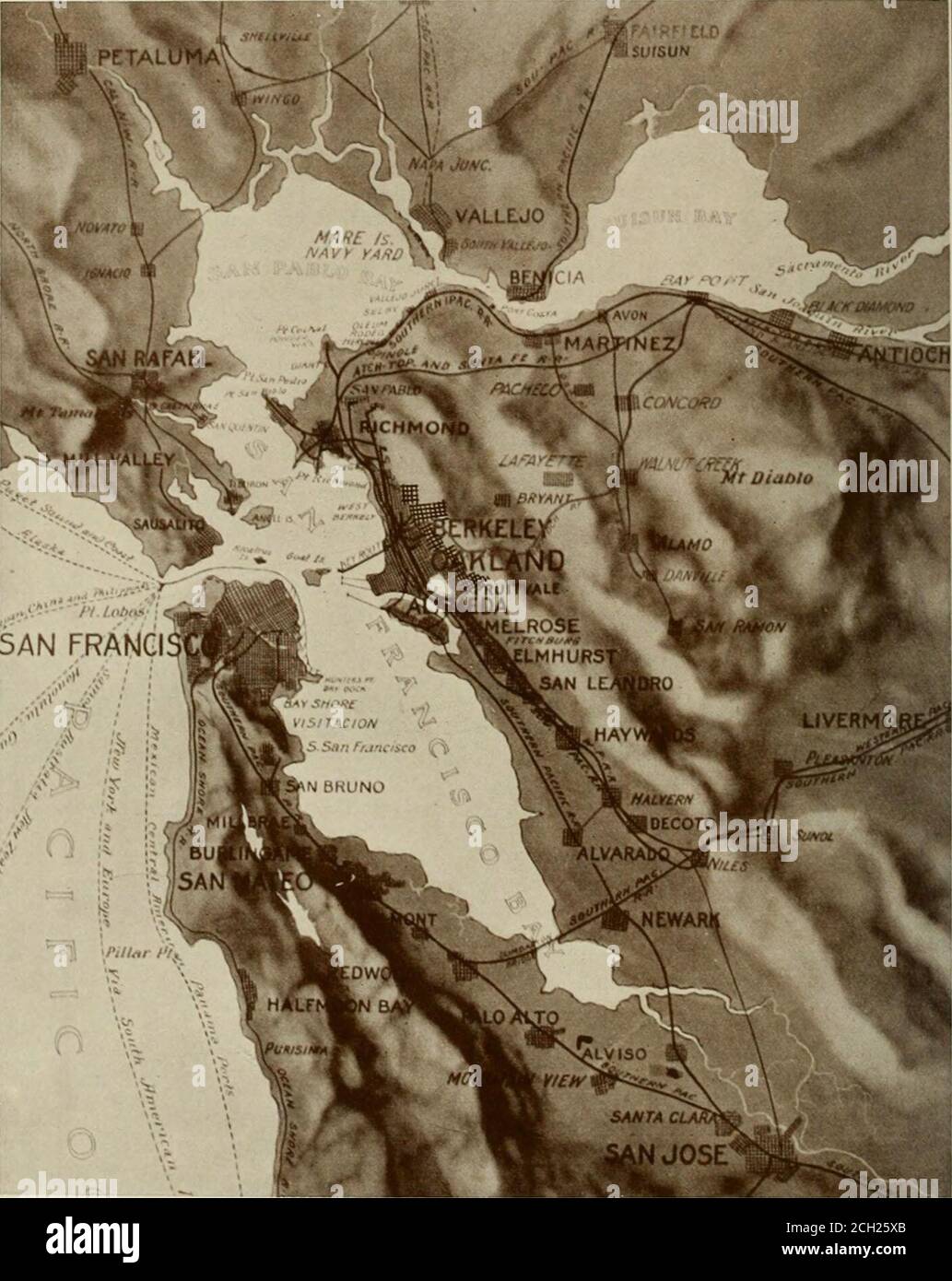 . [Offizielles Programm und Souvenir des Kongresses . Das weltberühmte griechische Theater, an der University of California, BerkeleyCourtesy Traveler De Luxe 131. Biidseye vi«w- von San Francisco Bay und Umgebung 132 WIE MAN SAN FEANCISCO MIT DEM TROLLEY UND KABEL sieht Trolley Trip No. 1 Nob Hill, The Golden Gate, Lands End, Sutro Heights, Sutro Baths, Clifif Houseand Seal Rocks. Fahren Sie mit der Cable Car-Linie California Street in Richtung Westen, und fahren Sie an der Presidio Avenue Totrolley-Linie Nr. 1 mit der Markierung CHff in Richtung Westen auf der California Street. Kehren Sie in der gleichen Zeile zurück, aber lassen Sie die Übertragung comingback. Trolley-Fahrt Nr. 2 März Stockfoto