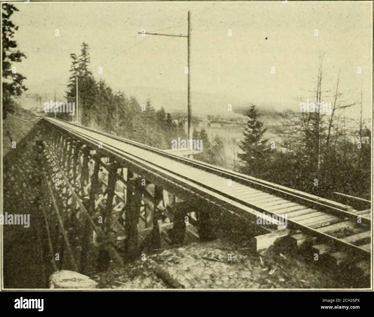 . Elektrische Eisenbahn Überprüfung . Oregon Electric Railway – 191 2-Mile Tangent. Der Züge sind gewöhnlich spät und überfüllt, was die Laufzeit weit hinter dem Zeitplan zwischen Valley Pointsand Portland. Die Oregon Electric Railway wird diese Situation an den von beiden Linien angedienten Punkten deutlich verbessern. Die Elec-tric-Linie kreuzt die westliche Seitenlinie der Southern Pacific Companys bei Tualatin und verläuft praktisch parallel zur Hauptlinie. Oregon Electric Railway – Long Timber Trestle in der Nähe von Portland. Die gesamte Entfernung von Wilsonville nach Salem in einer Entfernung von ein bis vier Meilen, so dass es sein wird Stockfoto