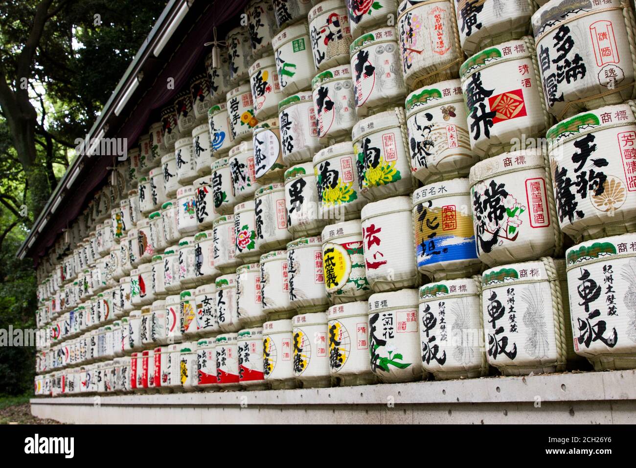 Harajuku, Tokio / Japan - 16. Juni 2018: Der Meiji-jingu-Schrein ist ein Shinto-Tempel in Tokio mit wunderschönen Gärten und großen Torii-Toren. Stockfoto