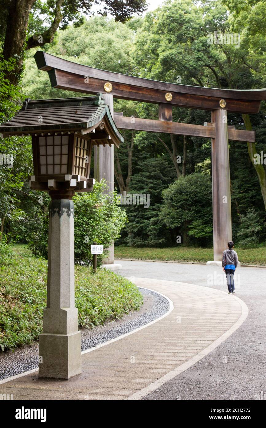 Harajuku, Tokio / Japan - 16. Juni 2018: Der Meiji-jingu-Schrein ist ein Shinto-Tempel in Tokio mit wunderschönen Gärten und großen Torii-Toren. Stockfoto