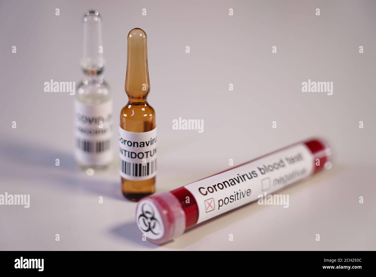 Coronavirus-Bluttest und Ampulle mit COVID-2019 Antidotum-Impfstoff. Russischer oder amerikanischer Impfstoff. Stockfoto