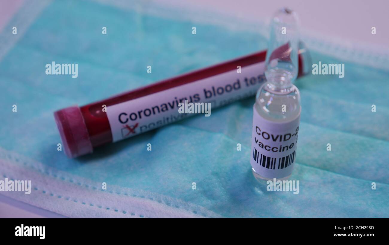 Coronavirus-Bluttest und Ampulle mit COVID-2019 Antidotum-Impfstoff. Russischer oder amerikanischer Impfstoff. Stockfoto