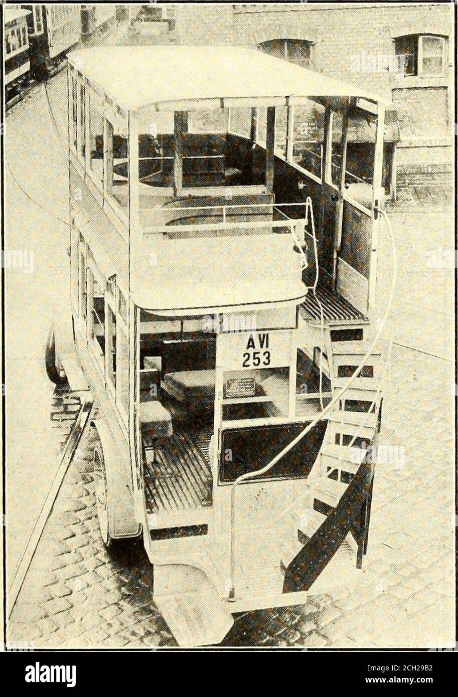 . Elektrische Eisenbahn Zeitschrift . VIENNA AUTO-BUS – SEITENANSICHT DES DOPPELDECKERBUSSES WITHWELL VERFÜGT ÜBER Abdeckung, eine drei-Personen-Bank für den Komfort der Frischluftliebhaber. Dieser Bus wurde von LudwigSpangler, Direktor Wiener Straßenbahn, erfunden. Am 29. November 1914 ereignete sich das fünfundzwanzigste Jahr des Betriebs durch Strom der Straßenbahnlinien in der Stadt Ottumwa, la.. 50 ELECTRIC RAILWAY JOURNAL [VOL. XLV, No. 1 war Hospital Cars in Germany die Straßenbahnen unterstützen den Transport der Verwundeten zu den Krankenhäusern mit freundlicher Genehmigung von Eugen Eichel, Herausgeber Elek-trische Kraftbetriebe und Bahnen, es ist Stockfoto