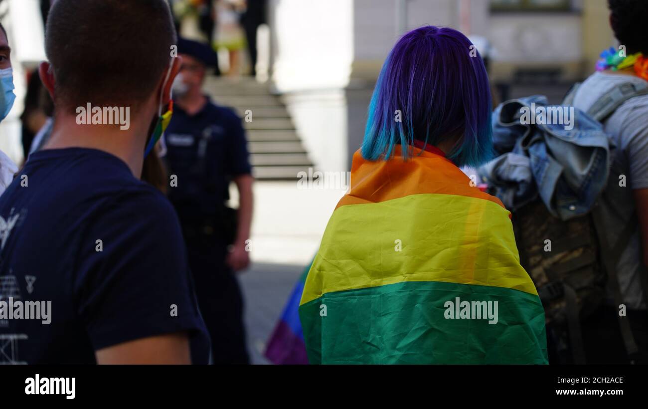 gleichstellungsmarsch der LGBT. Junge Menschen in Regenbogenkleidung und Symbolen kämpfen für LGBTQ+-Rechte. Regenbogenfahnen, Banner. Stockfoto