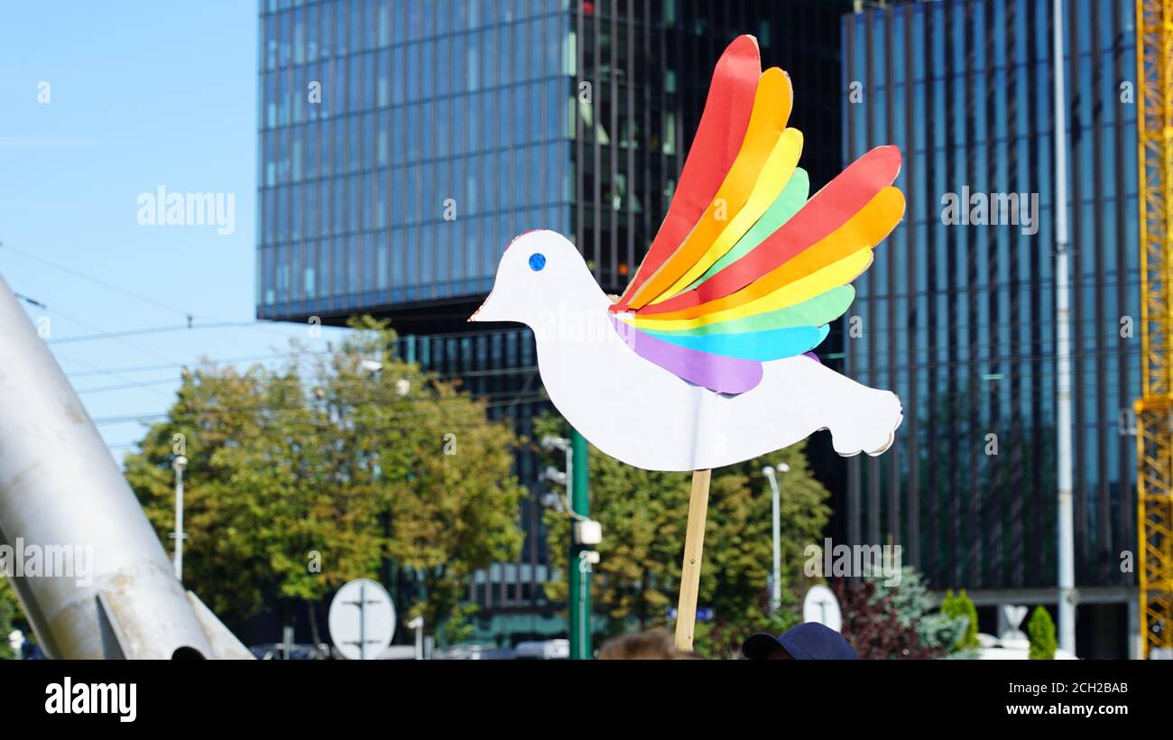 gleichstellungsmarsch der LGBT. Junge Menschen in Regenbogenkleidung und Symbolen kämpfen für LGBTQ+-Rechte. Regenbogenfahnen, Banner. Stockfoto