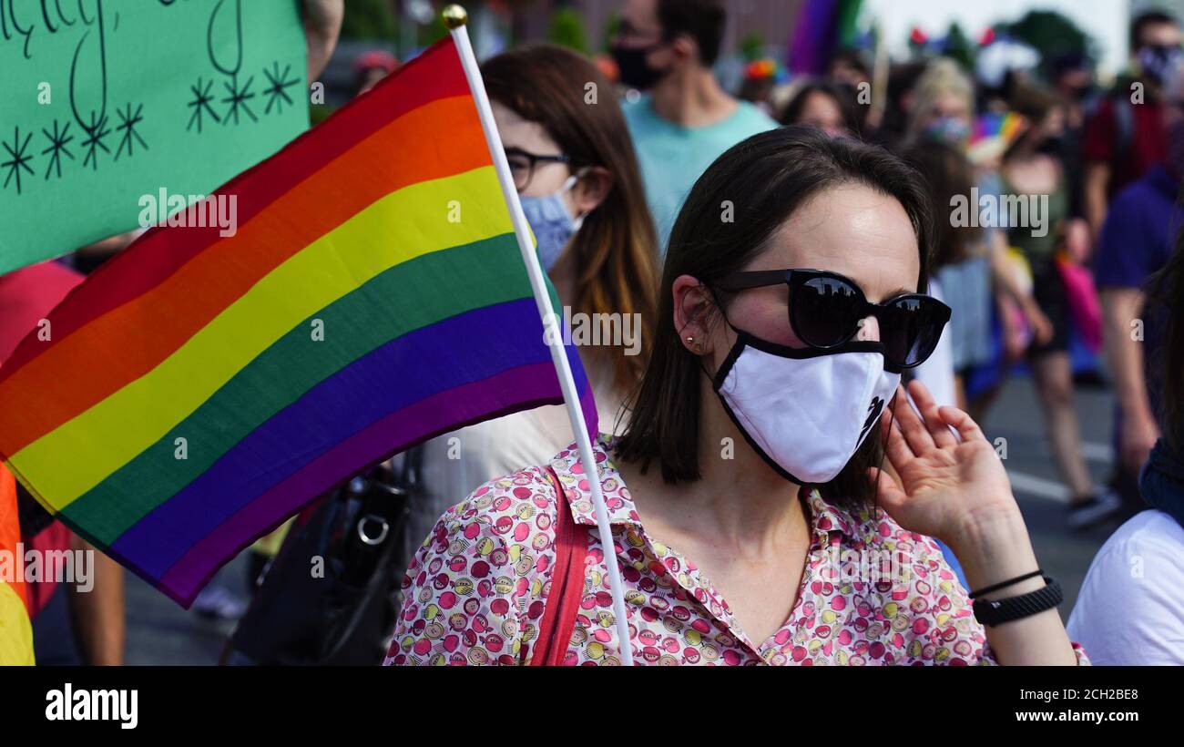 KATOWICE/ Polen - 7. September 2020: LGBT-gleichstellungsmarsch. Junge Menschen in Regenbogenkleidung kämpfen für LGBTQ+-Rechte. Demonstration während c Stockfoto
