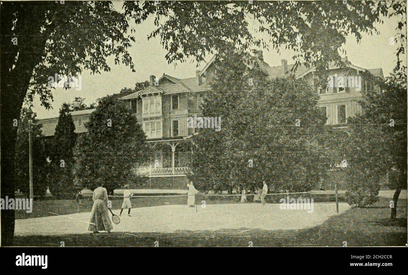 . Sommer Touren, Saison 1911 .. . Erben Stadt Homesand besuchen Resorts, aber sind nicht der Wunsch, in einem Hotel zu leben. Für diese Personen gibt es in der unmittelbaren Umgebung des Hotels herrliche private Hütten, die komplett ausgestattet und auf Wunsch auch für die Haushaltung schön eingerichtet sind; aber wenn die Bewohner es wünschen, können sie ihre Mahlzeiten im Hotel arrangieren. Es war üblich, diese Cottages am 15. Juni jedes Jahres zu eröffnen und das Hotel am 25. Juni. Die Glades bieten bezaubernde Antriebe und Reitwege durch die Bergwälder und somit eine geeignete Einrichtung Stockfoto