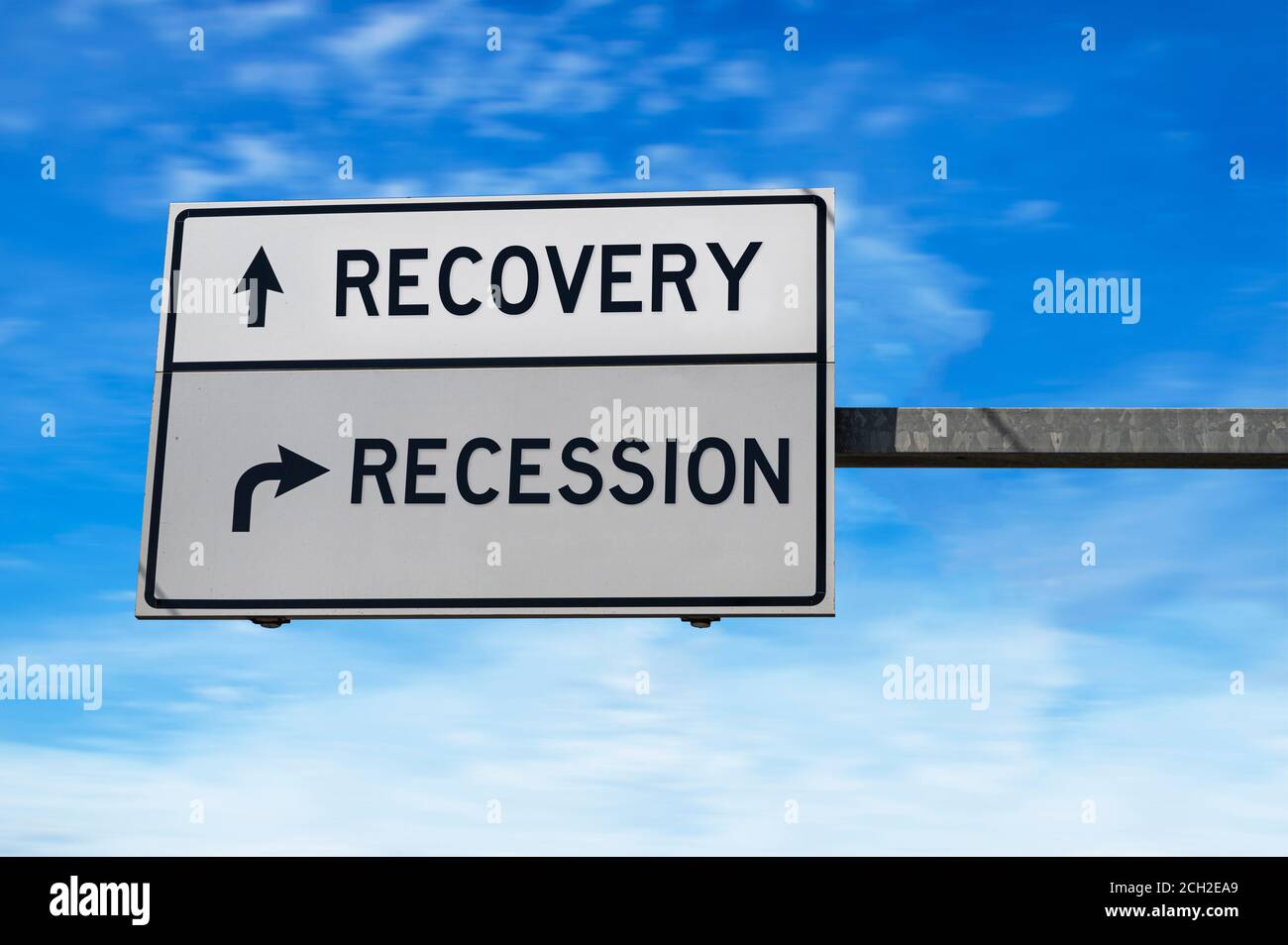 Straßenschild mit Worten Erholung und Rezession. Weiße zwei Straßenschilder mit Pfeil auf Metallmast. Stockfoto