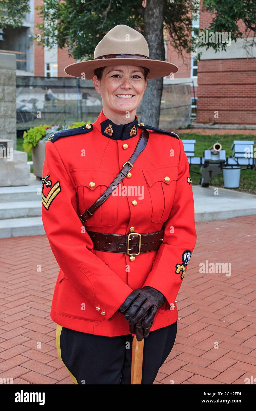 CPL Penny Hermann in Uniform bei der Sunset-Retreat Zeremonie, die einmal wöchentlich im Sommer an der RCMP Depot Kadettenschule in Regina, Saskatchewan, Kanada, stattfindet. Stockfoto
