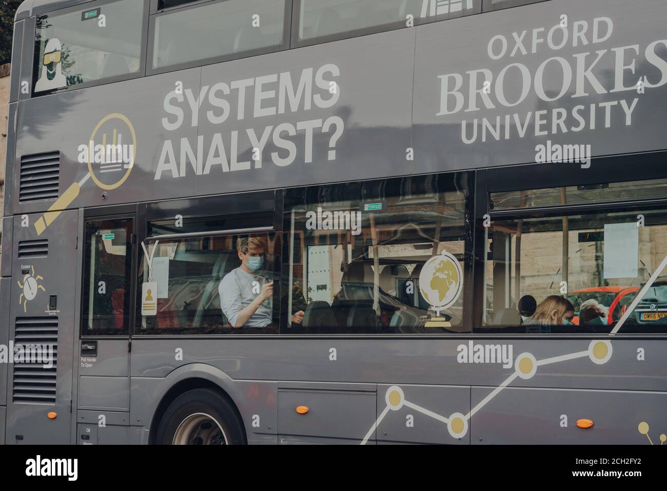 Oxford, Großbritannien - 04. August 2020: Blick von der Straße der Menschen in schützenden Gesichtsmasken in einem Bus in Oxford. In U sind Masken für den öffentlichen Verkehr obligatorisch Stockfoto