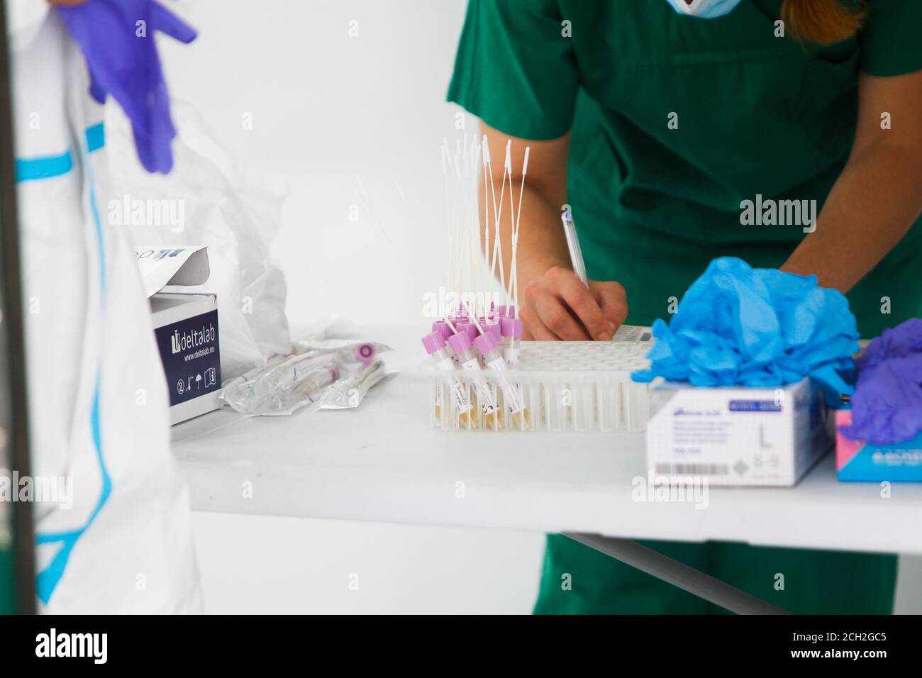 Ein Coruna-Spanien -18. August 2020: Ein Gesundheitsarbeiter verwendet einen PCR-Test (Mund- und Nasenabstrich) auf eine Person in einem Auto Stockfoto