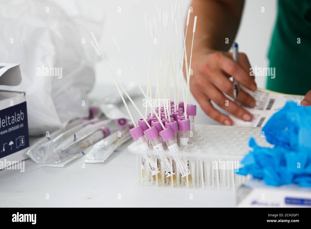 Ein Coruna-Spanien -18. August 2020: Ein Gesundheitsarbeiter verwendet einen PCR-Test (Mund- und Nasenabstrich) auf eine Person in einem Auto Stockfoto