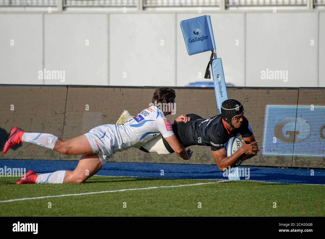 LONDON, GROSSBRITANNIEN. September 2020. Elliott Obatoyinbo von Saracens wird während der Gallagher Premiership Rugby Match Runde 20 zwischen Saracens und Exeter Chiefs am Sonntag, den 13. September 2020 im Allianz Park angegangen. LONDON ENGLAND. Kredit: Taka G Wu/Alamy Live Nachrichten Stockfoto