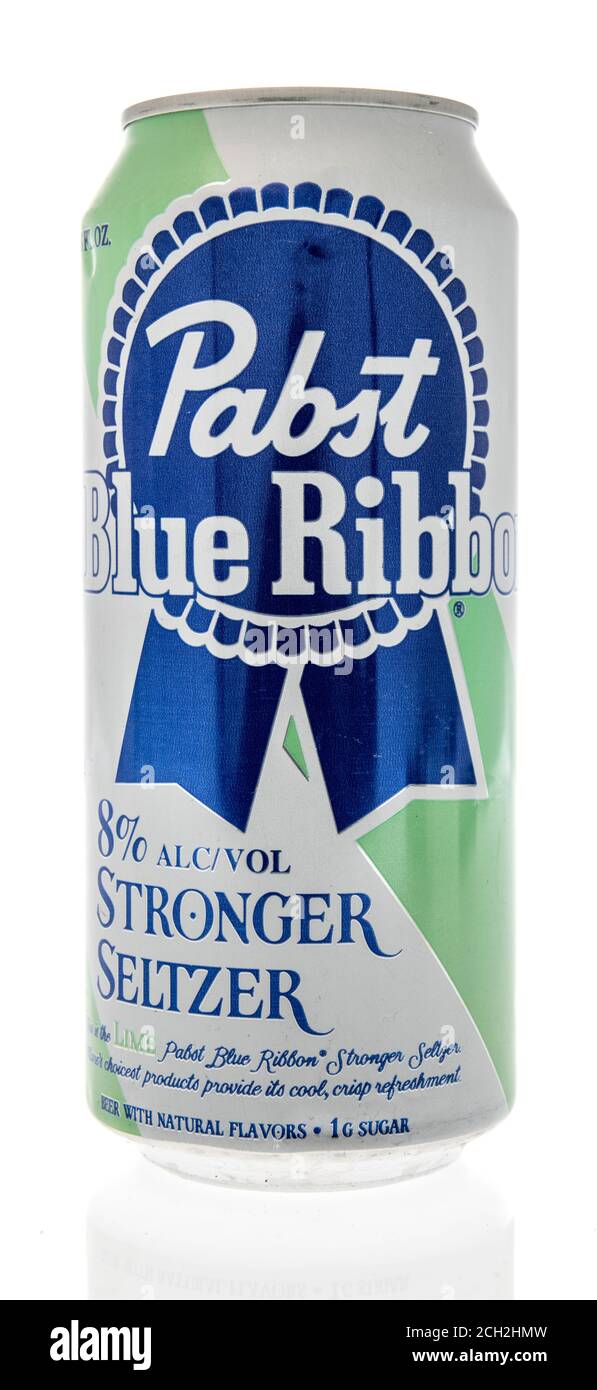 Winneconne , WI - 12 September 2020: Eine Dose Pabst blaues Band stärkere Seltzer Bier auf einem isolierten Hintergrund. Stockfoto