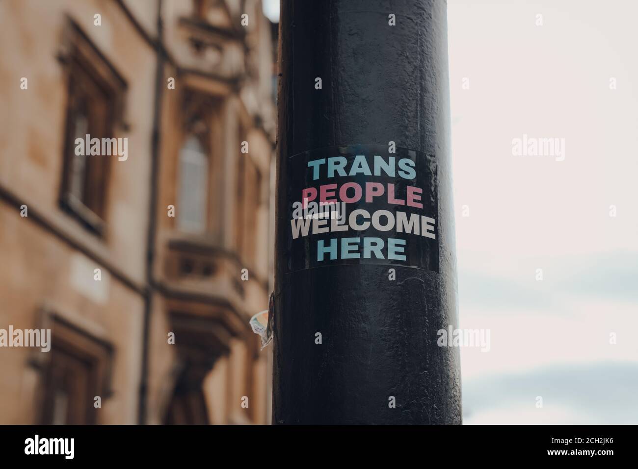 Trans People Willkommen hier Aufkleber auf einem Laternenpfosten in Oxford, Großbritannien, selektiver Fokus. Stockfoto