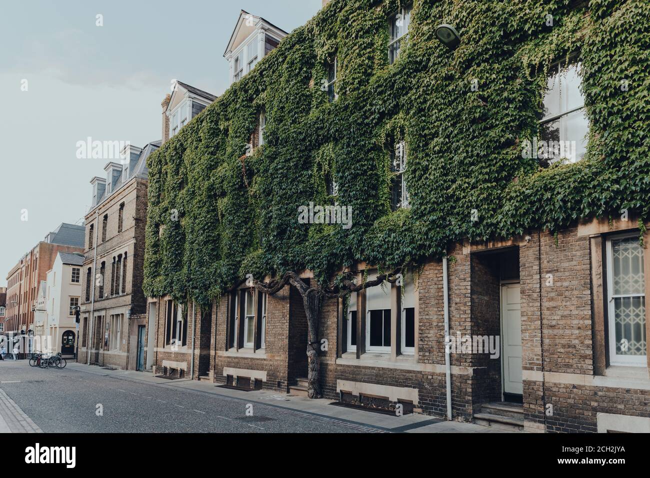 Oxford, Großbritannien - 04. August 2020: Seitenansicht eines Gebäudes an der New Inn Hall Street in Oxford, einer Stadt in England, die für ihre prestigeträchtige Universität berühmt ist Stockfoto