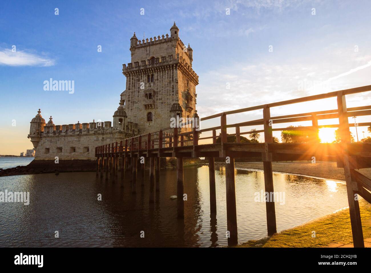 Lissabon, Portugal: Turm von Belém Aussicht bei Sonnenuntergang. Die UNESCO-Gebäude wurde im Jahr 1515 von Francisco de Arruda entworfen, der Hafen der Stadt zu verteidigen. Stockfoto