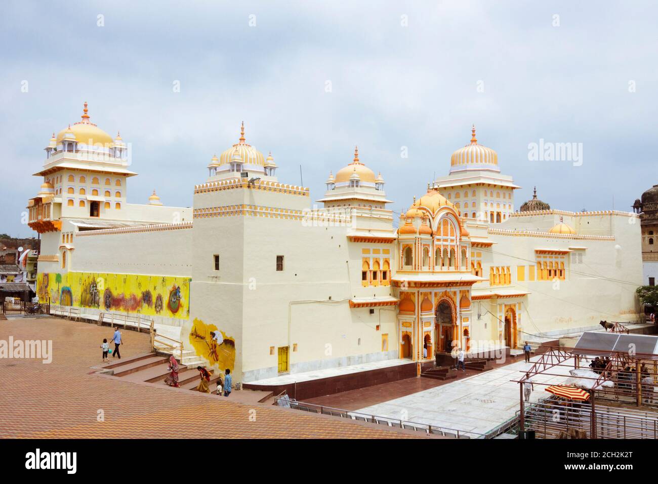 Orchha, Madhya Pradesh, Indien: Ram Raja Tempel. Ursprünglich als Palast erbaut, ist es der einzige Tempel, in dem Rama als König verehrt wird. Stockfoto
