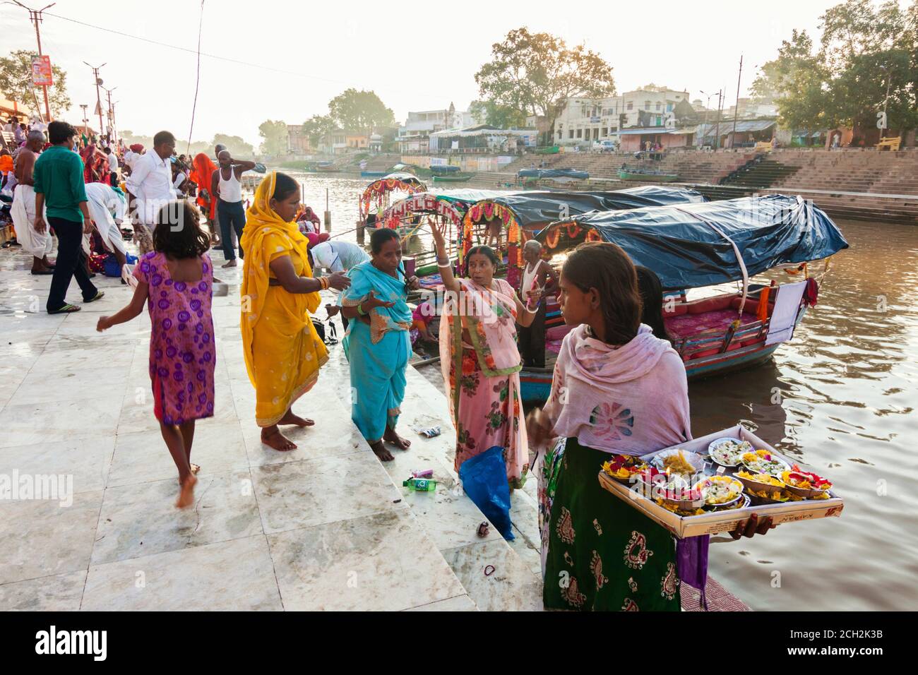Chitrakoot, Madhya Pradesh, Indien : EIN Mädchen verkauft kleine Puja Kerzen an die Pilger in Ramghat auf dem Mandakini Fluss, wo während ihrer Exilzeit Stockfoto