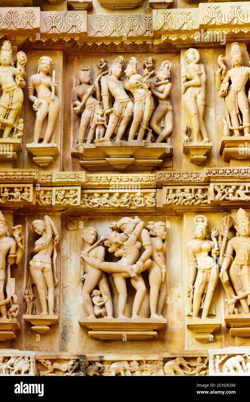 Khajuraho, Madhya Pradesh, Indien : Erotische Maithuna Reliefschnitzereien im Kandariya Mahadeva Tempel der westlichen Gruppe des UNESCO Welterbes Stockfoto