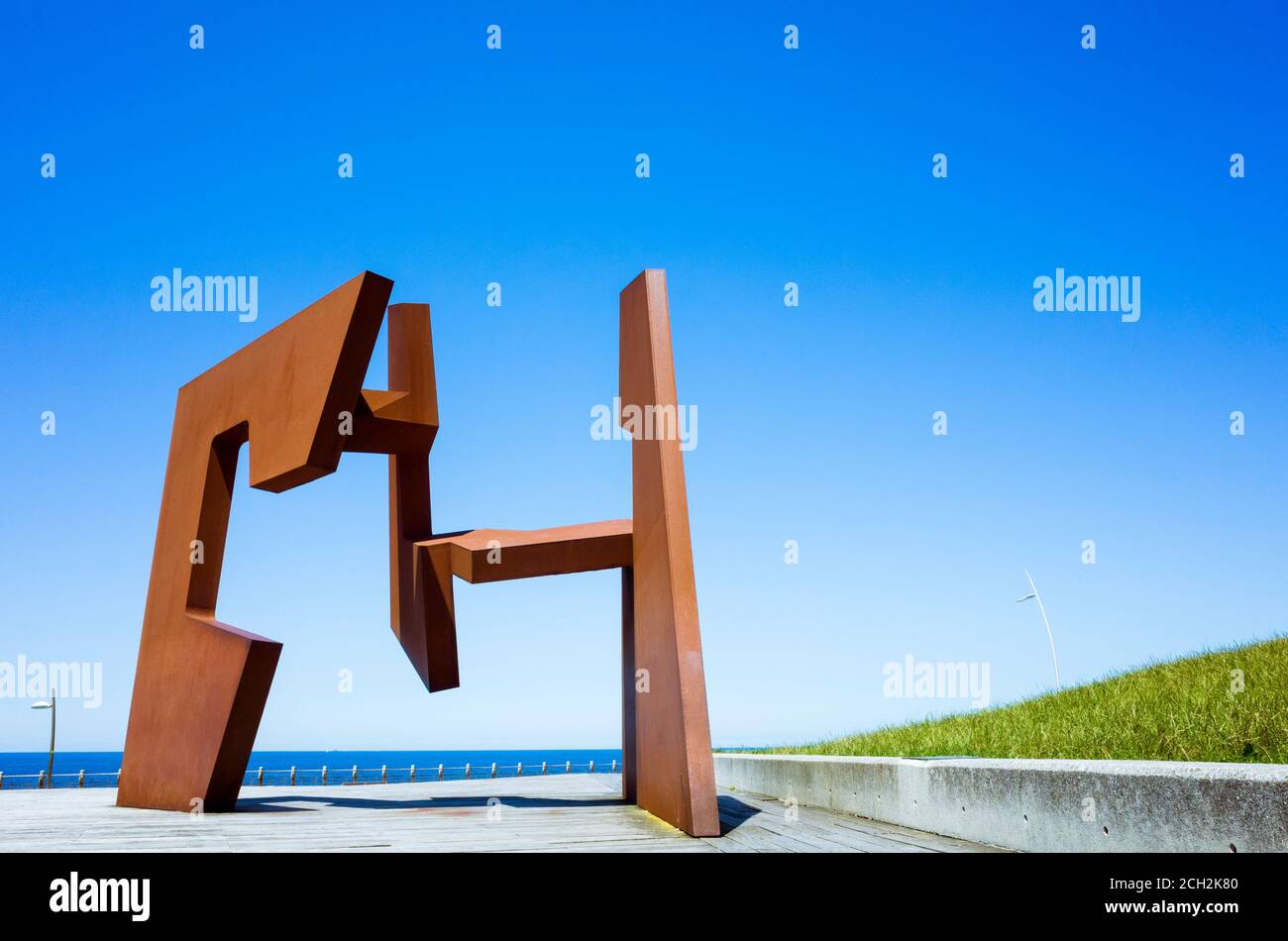 Donostia, Gipuzkoa, Baskenland, Spanien - 12. Juli 2019 : Construcción Vacia (i957) Eisenskulptur des spanischen Künstlers Jorge Oteiza befindet sich seit 20 Stockfoto