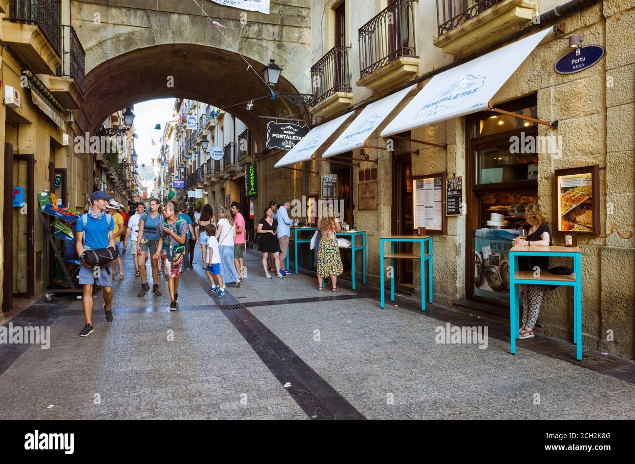 Donostia, Gipuzkoa, Baskenland, Spanien - 15. Juli 2019: Passanten in der Altstadt von Alde Zaharra. Stockfoto