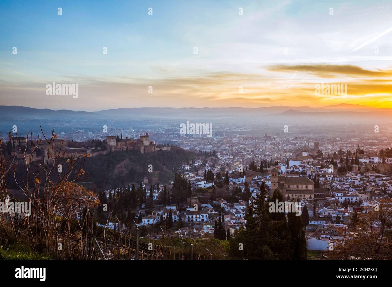 Granada, Spanien - 17. Januar 2020: Alhambra-Palast und Unesco-Liste der Albaicin-Viertel bei Sonnenuntergang vom Aussichtspunkt San Miguel Alto aus gesehen. Stockfoto