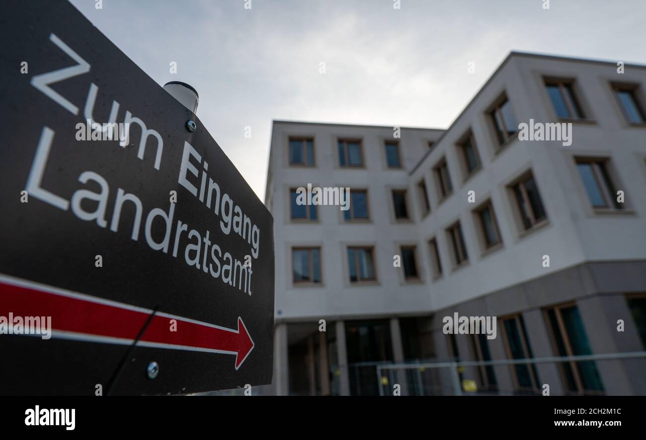 Garmisch Partenkirchen, Deutschland. September 2020. Ein Verweis auf das Bezirksamt Garmisch Partenkirchen ist an einen Gebäudezaun angebracht. Nach einem heftigen Coronaausbruch im oberbayerischen Garmisch-Partenkirchen ist noch unklar, welche Folgen der mutmaßliche Verursacher zu erwarten hat. Die Behörden gehen davon aus, dass der Ausbruch durch einen sogenannten Superstreuer verursacht wurde. Quelle: Lino Mirgeler/dpa/Alamy Live News Stockfoto