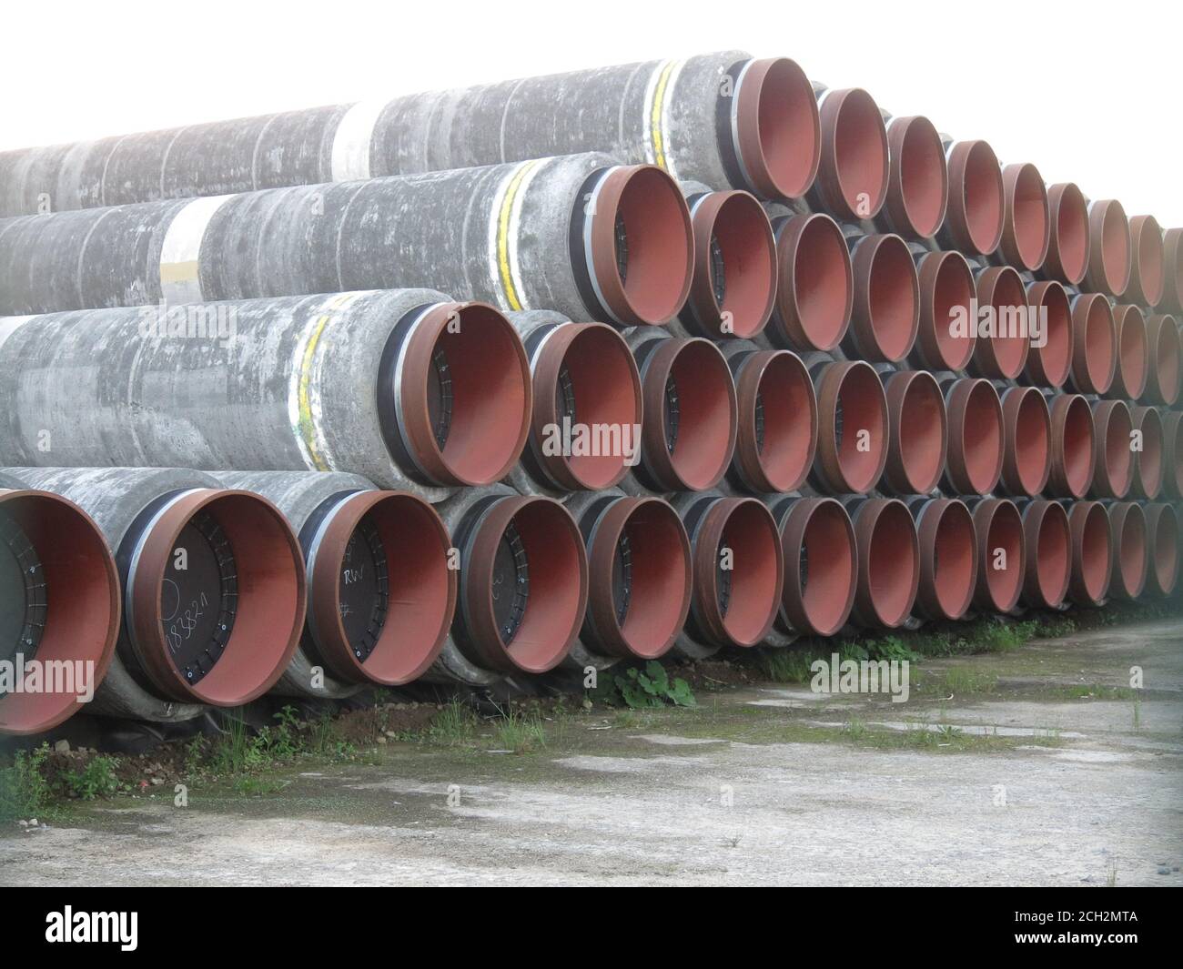 DEUTSCHLAND, SASSNITZ - SEPTEMBER 13: Rohrschachteln für Erdgasleitung Nord Stream 2 im Hafen von Sassnitz/Mukran. Stockfoto