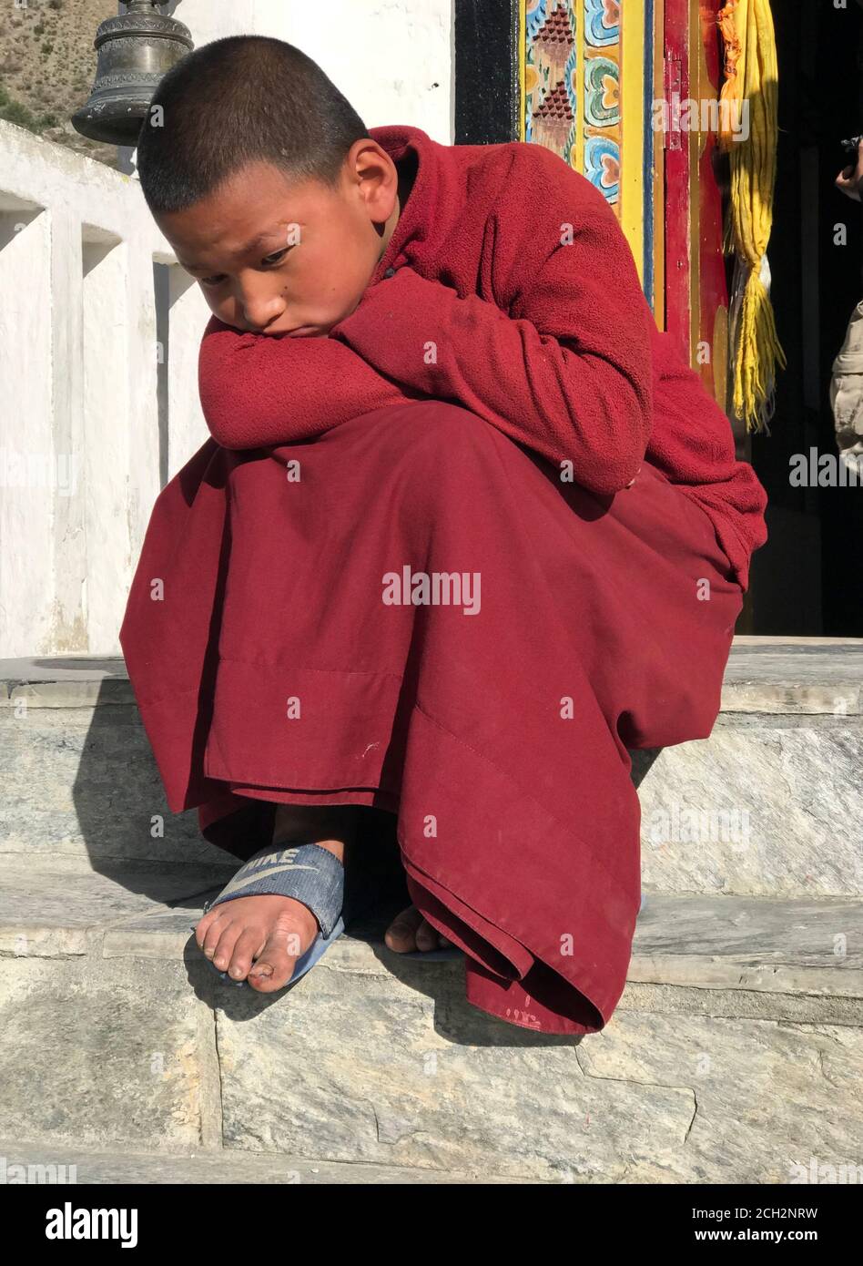 Potrait von nepali Jungen Novize aus buddhistische Schule des Nonnenklosters in Mustang Bezirk, Nepal. Trauriges, nachdenkendes Kind. Muktinath Kloster. Stockfoto