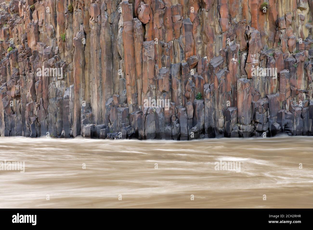 John Day River fließt unter säulenartigen Basaltfelsen, zentrale Oregon Wüste, USA Stockfoto