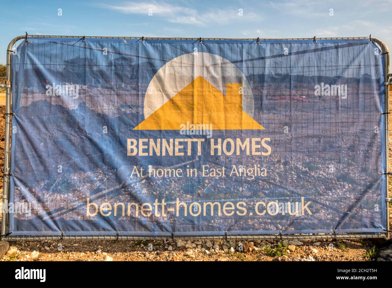 Schild oder Banner für Bennett Homes vor der St Edmund's Park Entwicklung, ein neues Anwesen von Häusern auf einem Greenfield-Gelände am Rande von Hunstanton. Stockfoto