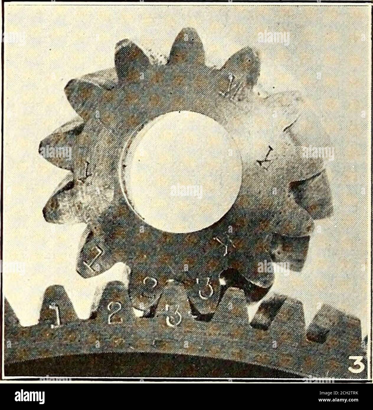 . Elektrische Eisenbahn Journal . Aktion von der Spitze des Zahnes zu theroot ist eine der gleitenden und rollenden. Der Prozentsatz der Rollwirkung kann vorbestimmt werden, innerhalb angemessener Grenzen, und die Zähne können entworfen werden, um einen maximalen Prozentsatz des Rollens zu geben. Als Ergebnis dieser rollenden Kontaktfläche über das Gesicht gibt es jederzeit (nachdem der Zahn intofull Mesh gekommen ist) Spitze, Pitch-Linie und Basis-Kontrakt. Dies neigt dazu, die Zahnform des Zahns aufrecht zu erhalten. Im Falle des Pur-Getriebes ist er über die Fläche zuerst an der Spitze in Kontakt und dann prograssiert er von der Pitchlinie zur Basis.vom des Stockfoto