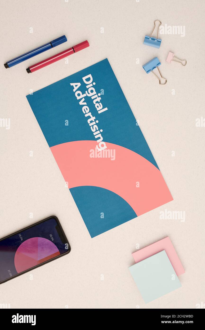 Flaches Layout der digitalen Werbebroschüre umgeben von Bürobedarf Stockfoto