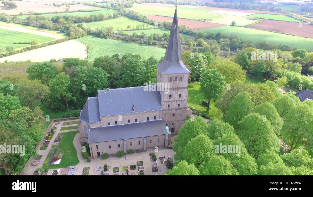 Luftaufnahme der St. Vitus Kirche in Elten. Elten ist ein deutsches Dorf, war aber zwischen 1949 und 1963 Teil der Niederlande. Stockfoto