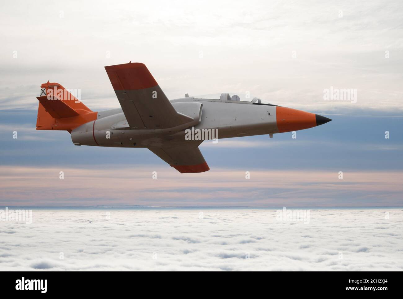 Ein klassisches Kampfflugzeug, das über den Wolken fliegt. CASA C-101 Aviojet. Stockfoto