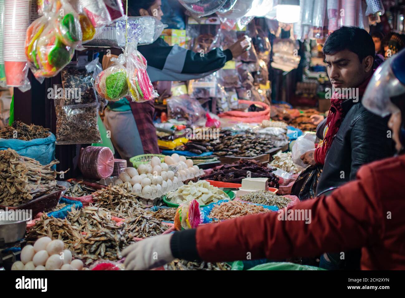 Kathmandu, Nepal - Dezember 22 2019: Nicht identifizierte Menschen besucht einen lokalen Straßenmarkt und kauft und verkauft getrockneten Fisch, Eier andere Verbrauchsmaterialien und Artikel Stockfoto