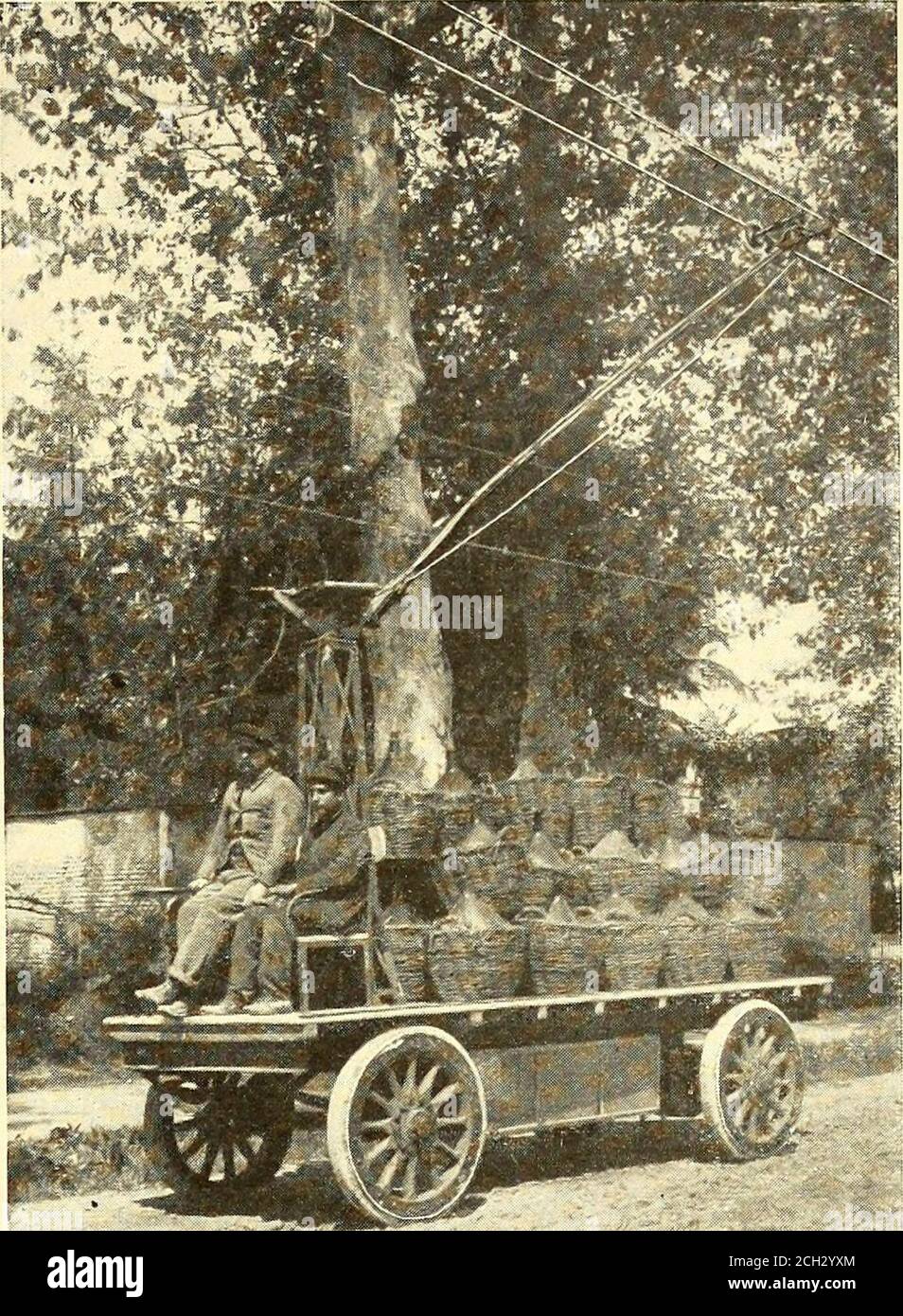 . Die Straßeneisenbahn-Zeitschrift . cieta per la Trazione Elettrica, von Mailand, hat wieder-cently eine spurlose Trolley-Linie zwischen Spezia und Portovere, eine Entfernung von etwa 2.3 Meilen gebaut. Die Straße fol-Tiefs alle sunuosities der Küste und hat Kurven mit einem minimalen Radius von 25 ft. Und Graden bis zu 6.8 Prozent. Die Stromkabel nehmen Strom von zwei Oberleitungen des ordinarytype, die in einer Höhe von 5.50 Metern (18 ft.) vom Boden und 35 cm aufgehängt sind. (14 Zoll) auseinander. Es werden sowohl Spannweite als auch Bracketkonstruktion verwendet. Eines der Oberleitungen ist geerdet und ist mit allen metallischen p verbunden Stockfoto