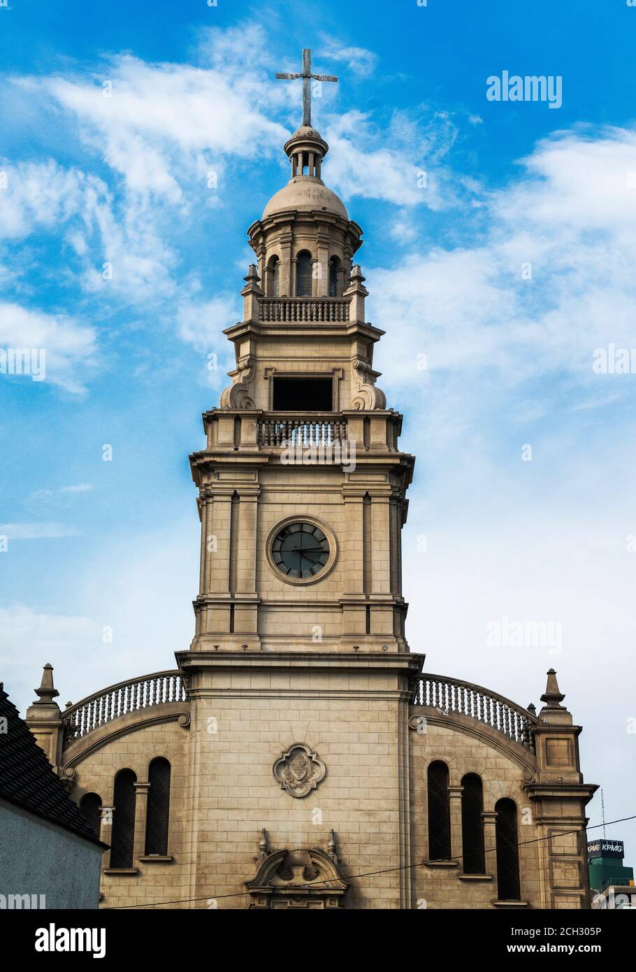 Basilika der Virgen de Pilar (Parroquia Nuestra Senora del Pilar) ist eine Kolonialkirche mit geschnitztem hölzernen Altarbild, Lima, Peru, Südamerika Stockfoto
