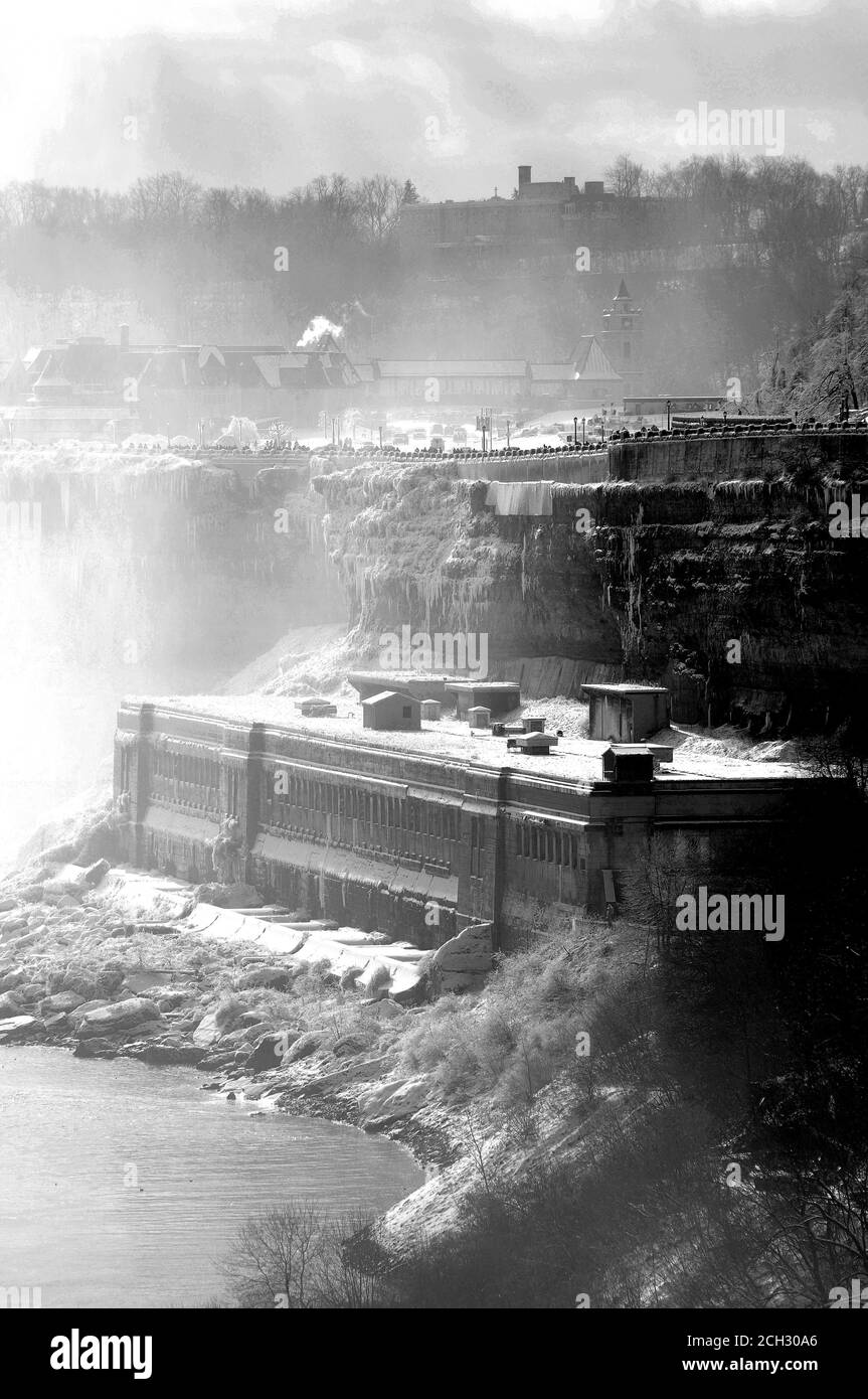 Die stillstehende 'Ontario Power Company Generating Station' unterhalb der Horseshoe Falls. Dieses Wasserkraftwerk wurde 1905 eröffnet und wurde außer Betrieb genommen Stockfoto
