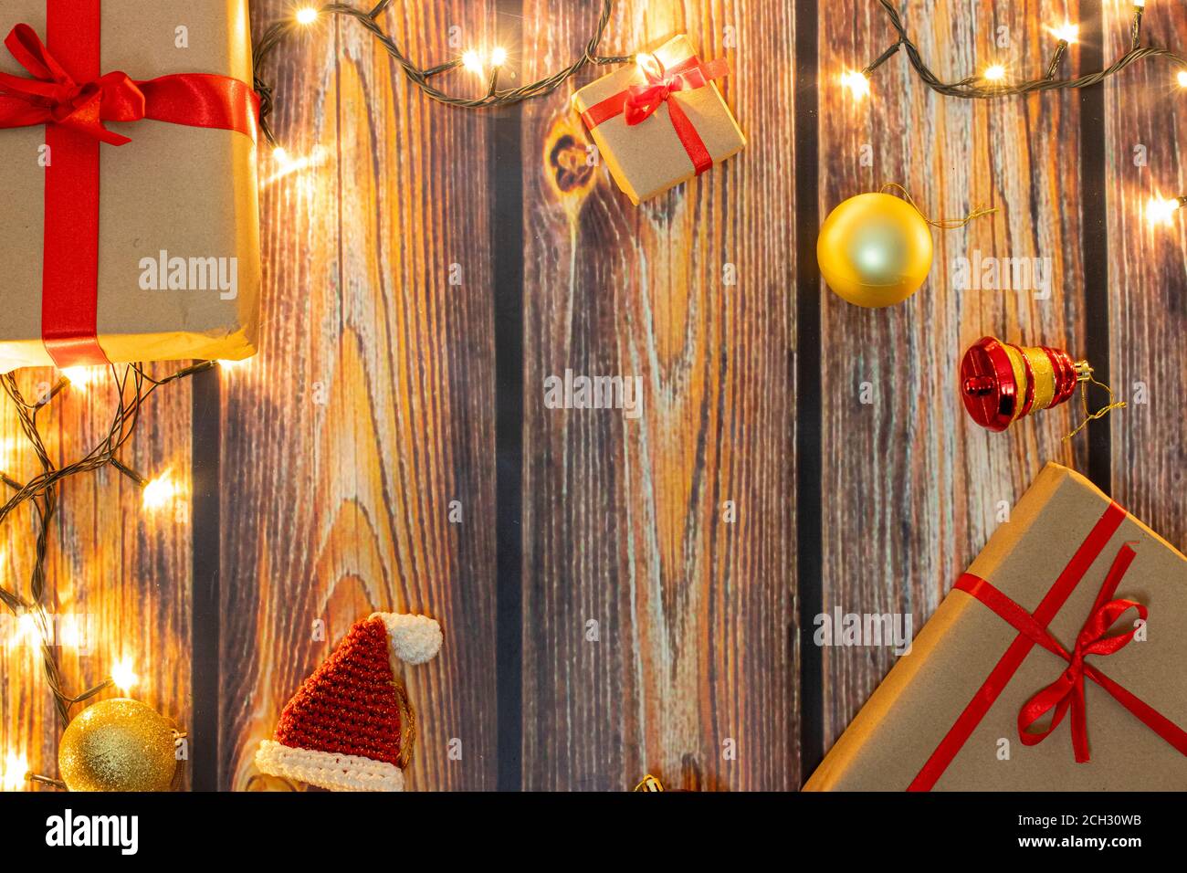 Weihnachten Geschenke und Lichter auf Holzboden Stockfoto