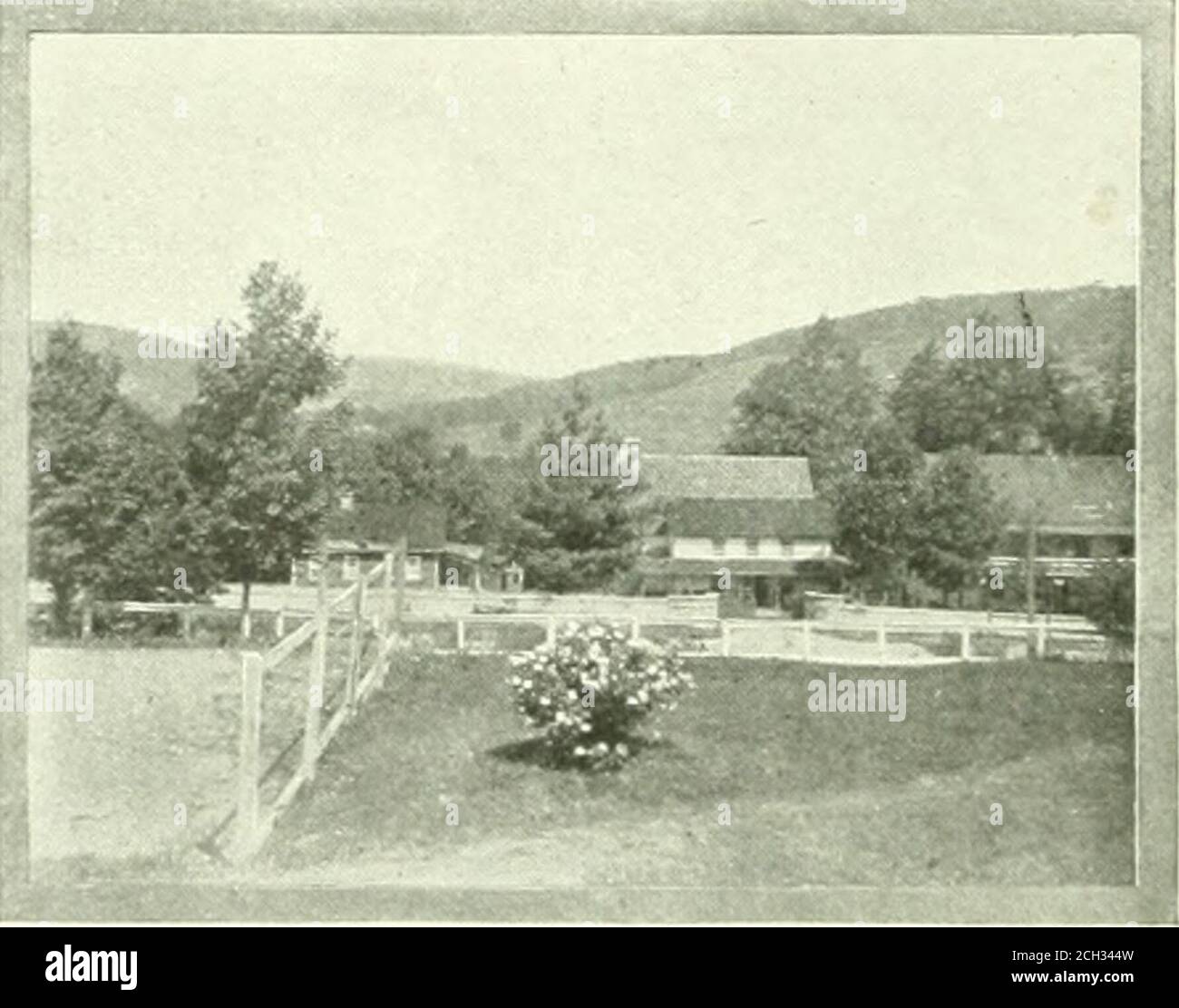 . Buch der Royal Blue . HARPERS FERRY, WESTVIRGINIA. Am Zusammenfluss der Potomacand Shenandoah Flüsse, eingebettet ontlie felsigen jjroniontory, die markstlie äußersten östlichen Punkt von Westirginia, liegt Harpers Ferry, auf der Hauptlinie der Baltimore-Ohio Railroad. Es ist auf ahill als Bolivar Heights bekannt gebaut, und wird von den Mount-Ains als Loudon Heights bekannt überschattet, über den Shenandoah Fluss in ir-Ginia, und von Maryland Heiglits, über den Potomac in Maryland.This historischen tt)wn, unübertroffen inbeaut)- und historische Verbindungen, ist .WDITORTCM. LinrNTAIN SEE 1. HIiOKSIDE, KSR VI Stockfoto