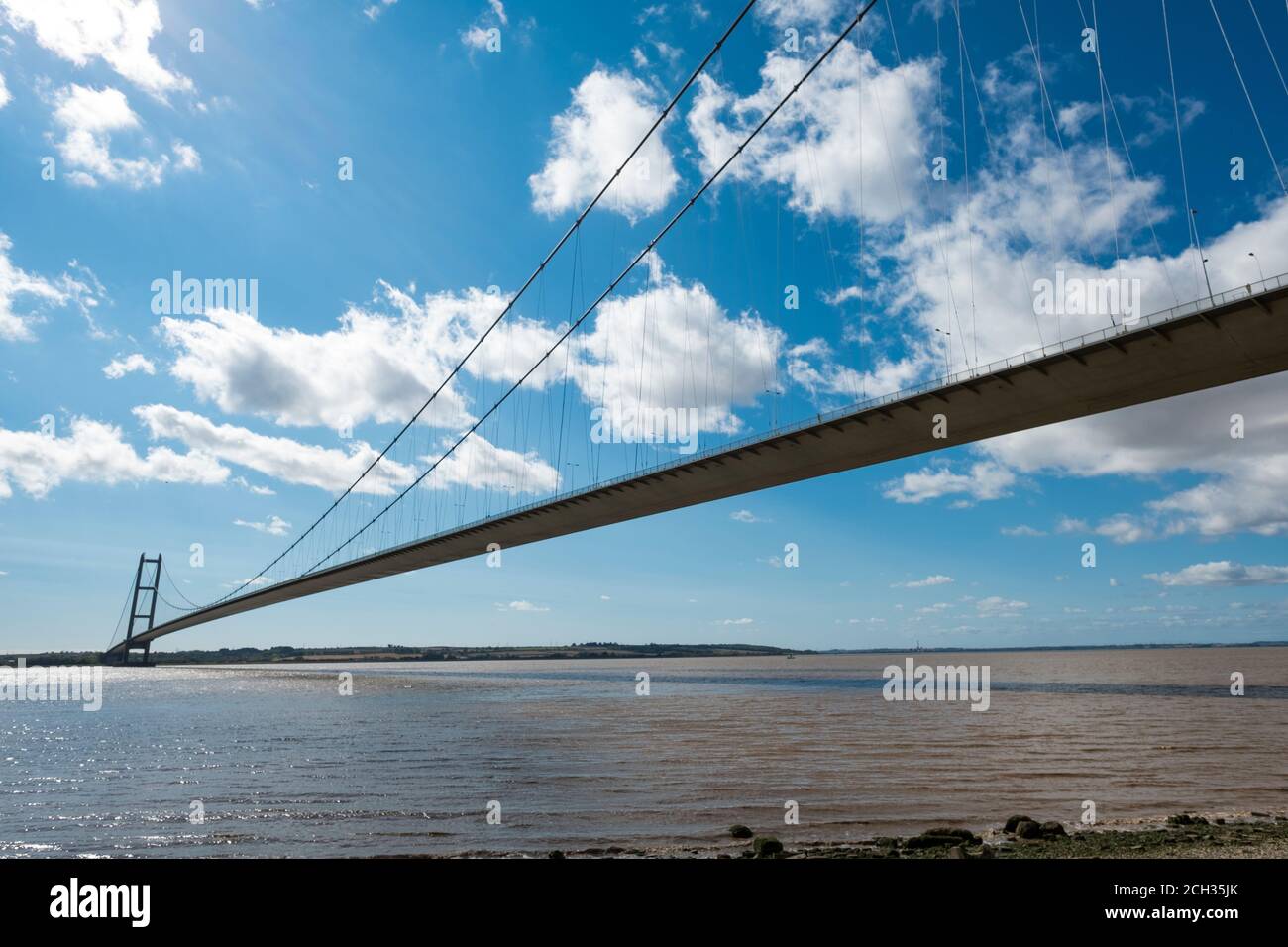 Lange schmale Hängebrücke Stockfoto