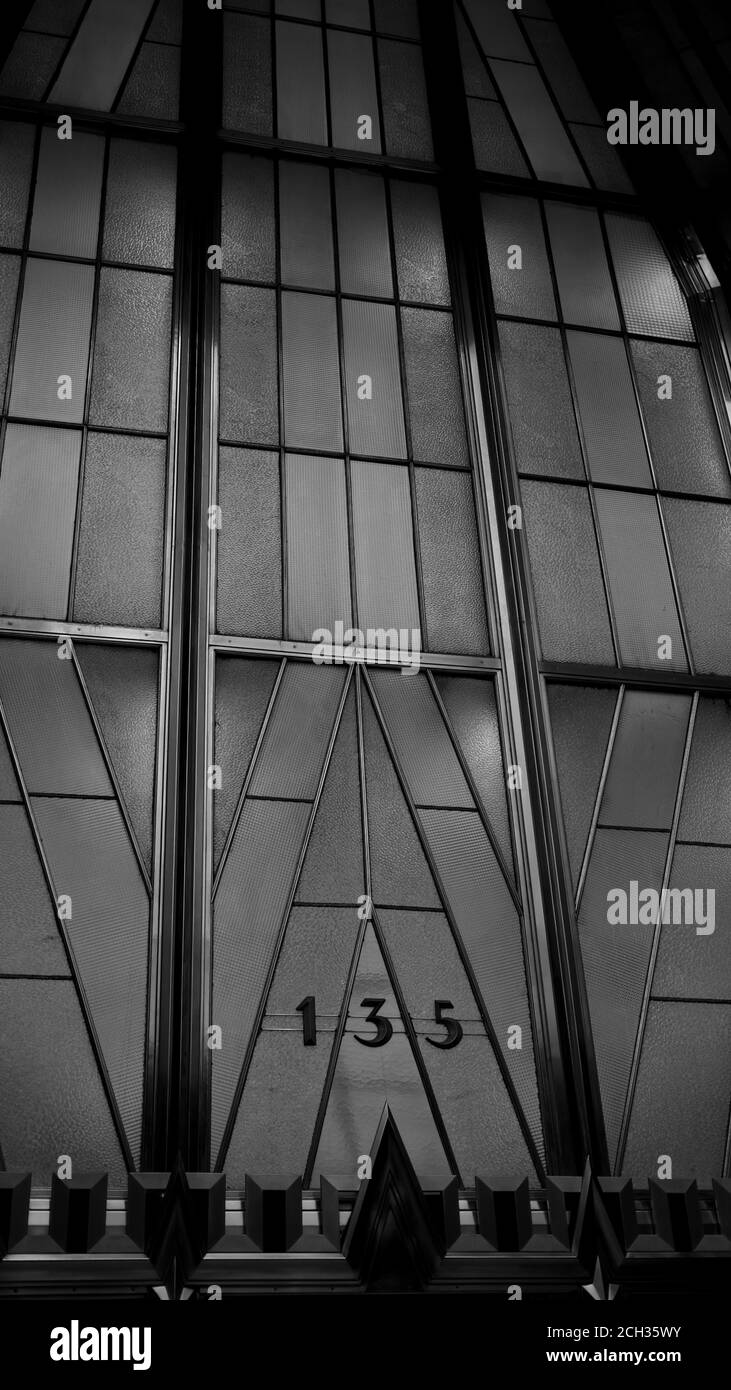 135 42nd Street. Erdgeschossansicht mit Blick auf den Heckspiegel über dem Eingang des Chrysler Building. Stockfoto